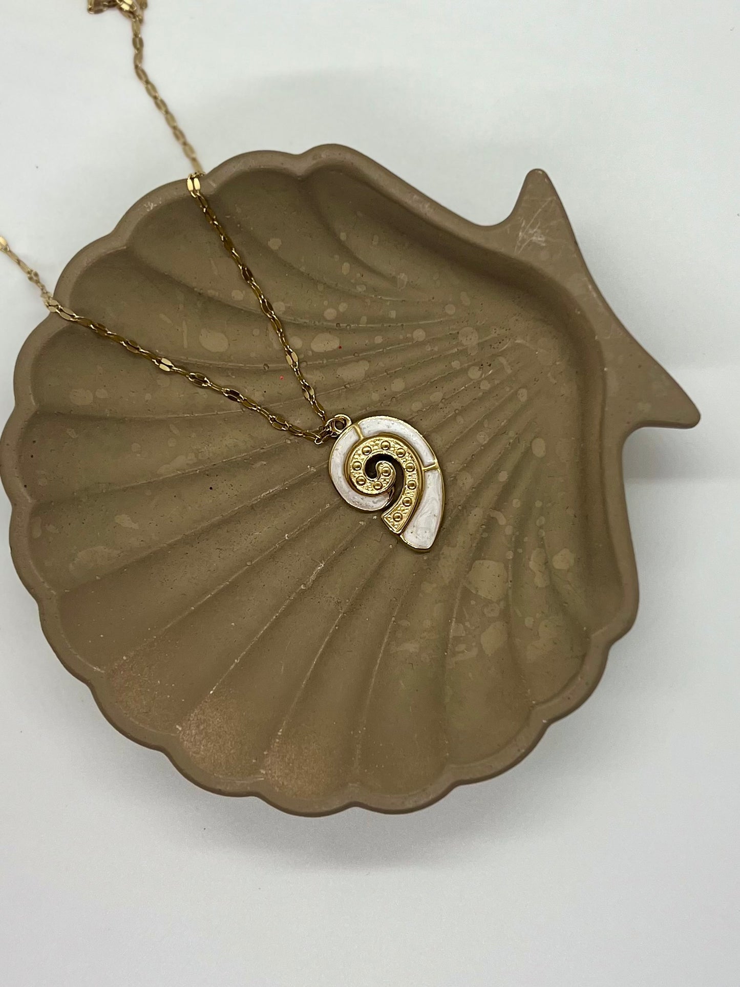 Cadena con colgante de caracol