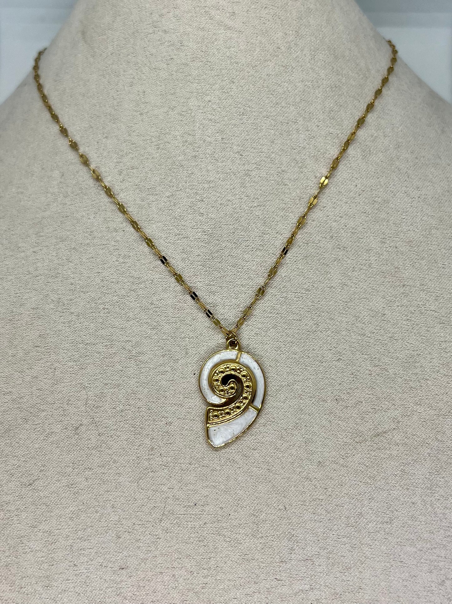 Cadena con colgante de caracol