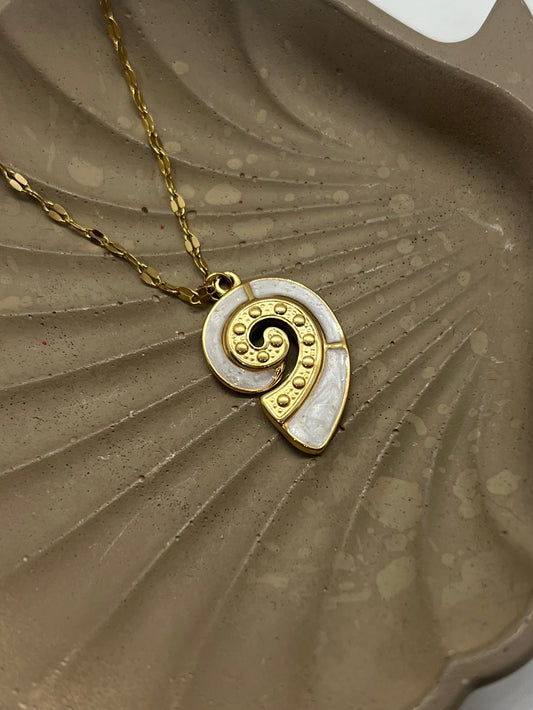 Cadena con colgante de caracol 