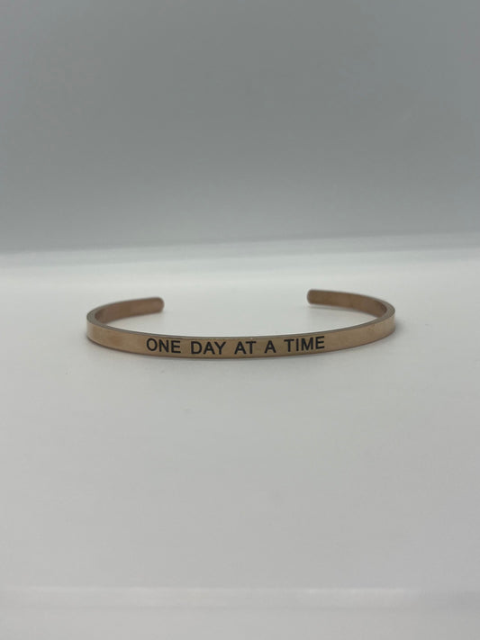 “ One day at a time” pulsera